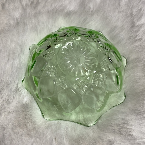 Hazel atlas green depression uranium glass ruffled bowl - Picture 4 of 5